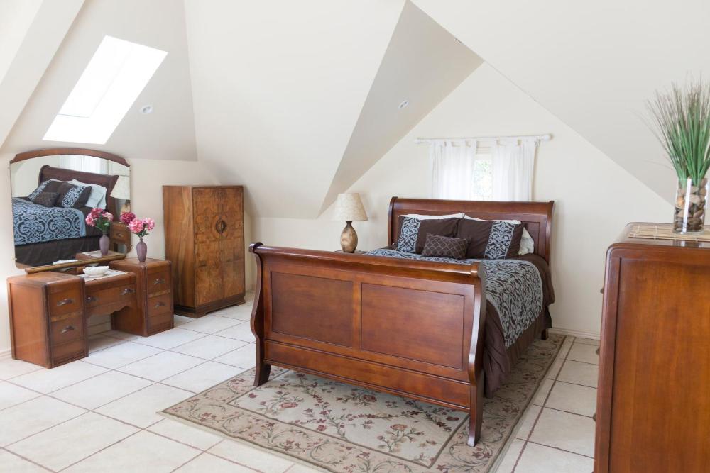 Deluxe Queen Room interior